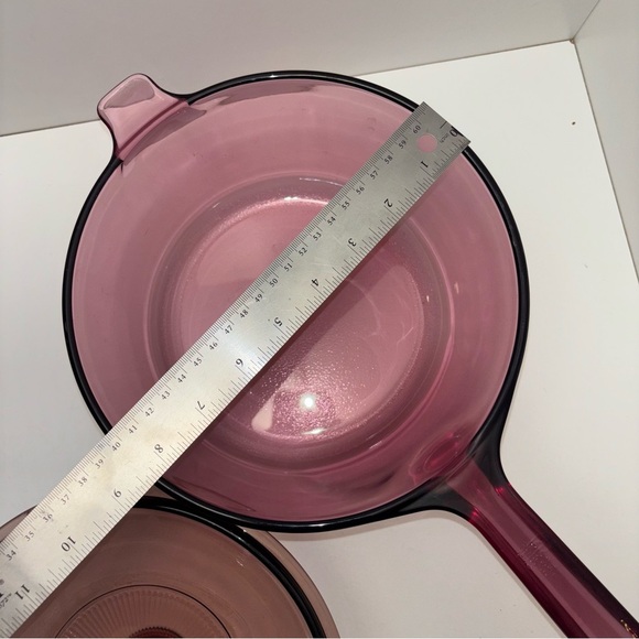 Vintage Vision Corning Pyrex 2.5 L cranberry pot with lid - Picture 10 of 11